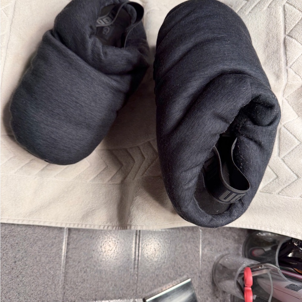 UGG space slider, indoor/outdoor slipper shoes size 9